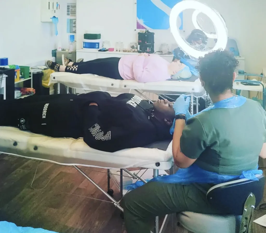 Which techniques are covered in an advanced microblading course?